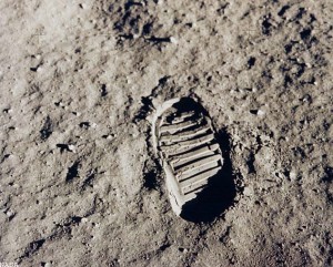 090710-moon-footprint-02