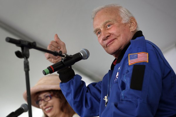 Buzz Aldrin to be Grand Marshal of 2013 Hollywood Christmas Parade